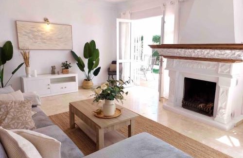 Torre del Mar Casa | Caleta Beach House Villa Beatriz Sinese Design