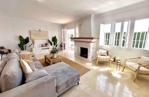 Torre del Mar Casa | Caleta Beach House Villa Beatriz Sinese Design