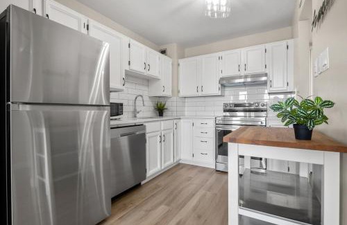 Connaught Apartamento | Calgary Beltline - a stylish condo stay!