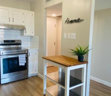 Connaught Apartamento | Calgary Beltline - a stylish condo stay!