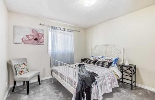 Calgary Casa | Calgary Mountain Gorgeous Single House Close Airport & Free Parking