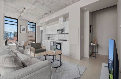 Connaught Apartamento | Calgary Tower View | King Bed | Pool | Gym | AC