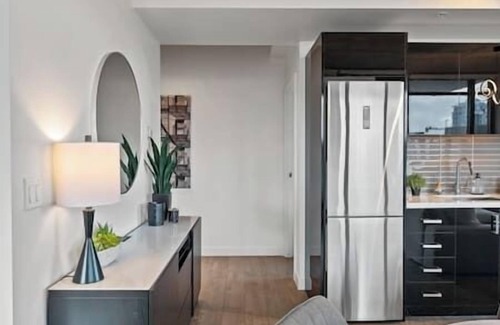 Connaught Apartamento | Calgary Tower View | King Bed |AC | Gym | 2BR