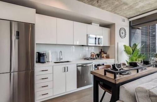 Connaught Apartamento | Calgary Tower View | Mins to Saddledome| Pool |Gym