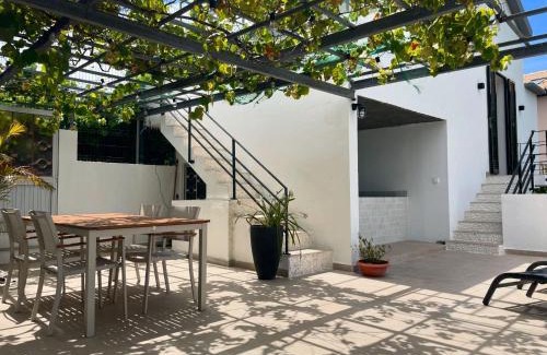 Calheta Casa | Calheta Suites - Vinha & Jardim - Adults-only suites met hottub & zeezicht