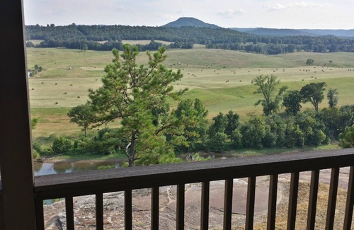 Calico Rock Cabina | Calico Rock Cabin-406 Calico St (302 Chessmond Ferry Rd) viendo el Río Blanco