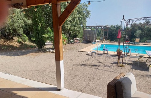 Grambois Casa | "California" a house in the Luberon, with a large swimming pool, sleeps 3