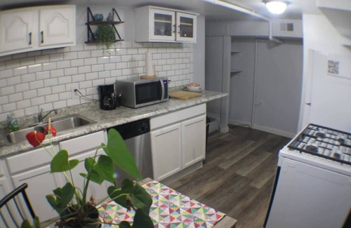 Marshall-Shadeland Apartamento | California Ave Quarters - Modern 1BR - EZ Parking