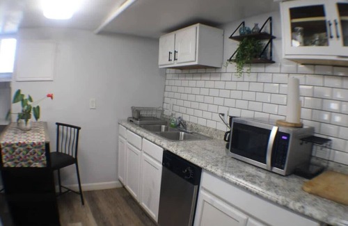 Marshall-Shadeland Apartamento | California Ave Quarters - Modern 1BR - EZ Parking
