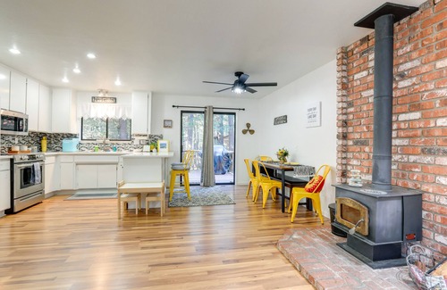 Nevada City Cabaña | California Cottage w/ Kayaks & Deck, Walk to Lake!