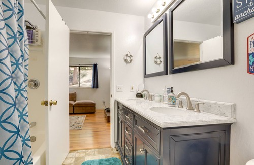 Nevada City Cabaña | California Cottage w/ Kayaks & Deck, Walk to Lake!