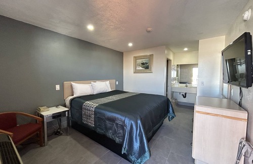 Victorville Hotel | California Inn & Suites Adelanto US 395