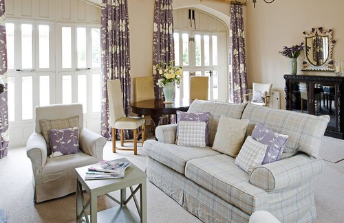 Whitchurch Cabaña | Callander Cottage es una propiedad amplia y luminosa con una paleta de colores relajantes.