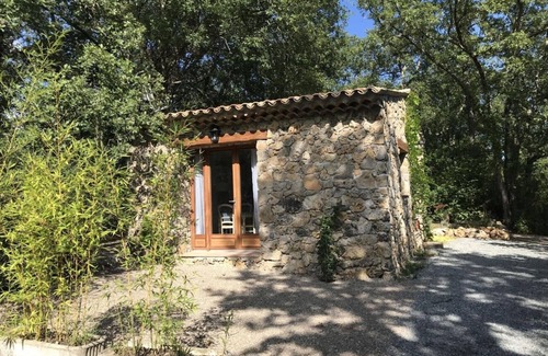 Callian Apartamento | Callian, "La Bastide du Baou" Studio 2 "Les Rosiers" en el campo.
