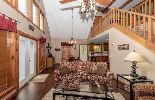 Townsend Cabina | Calling all Golf players! This home is located in a golf course community.