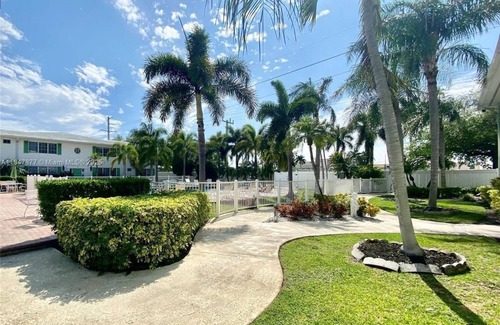 Imperial Point Apartamento | Calling all snowbirds! One bedroom with pool and close to the beach.