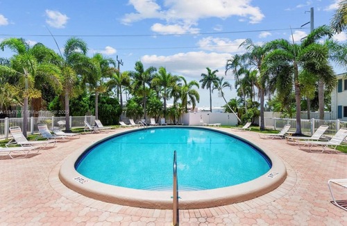 Imperial Point Apartamento | Calling all snowbirds! One bedroom with pool and close to the beach.