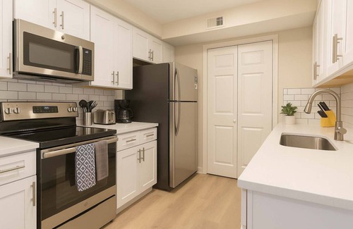 North Arlington Apartamento | Calm 1BR King Retreat | Poolside Bliss w/Gym & Parking