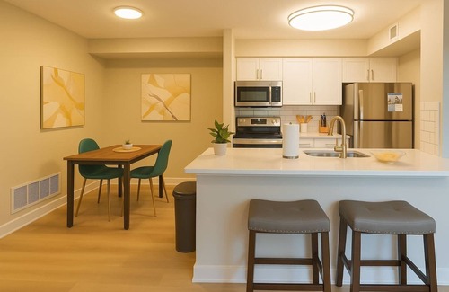 North Arlington Apartamento | Calm 1BR King Retreat | Poolside Bliss w/Gym & Parking