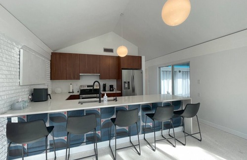 Harbor Hills Casa | Calm and Cozy Mid-Century Modern Retreat