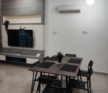 Taman Mount Austin Apartamento | Calm and Peaceful Lake View Mount Austin Apartment