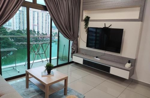 Taman Mount Austin Apartamento | Calm and Peaceful Lake View Mount Austin Apartment