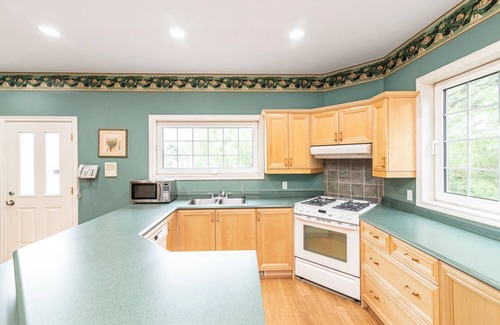 Hamilton Casa | Calm and Rustic Countryside Cottage/Farmhouse Retreat for Groups – Sleeps 13