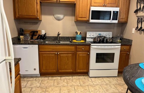 Clinton Township Casa | Calm & Cozy 3BR King Bed Free Wifi Washer & Dryer