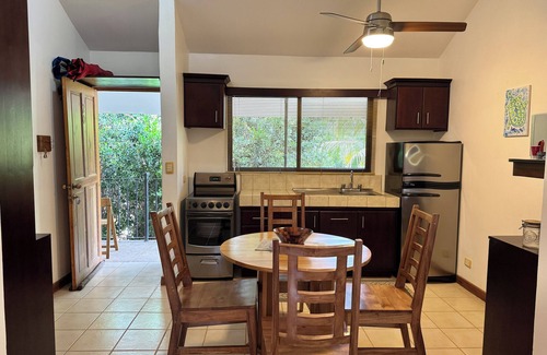 Santa Barbara Condominio | Calm & Palms Second Floor Studio