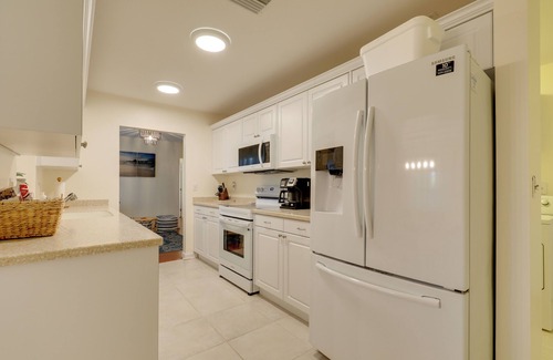 Clearwater Casa | Calming Getaway: 9 Mi to Clearwater Beach!