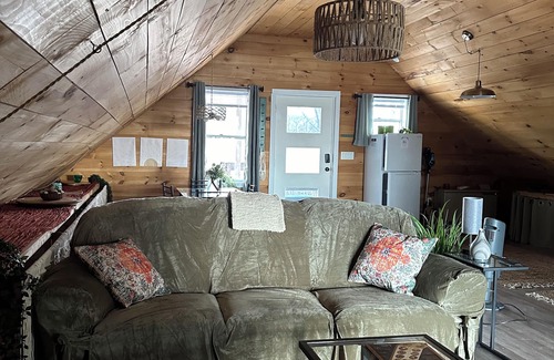 Franklin County Apartamento | Calming lake front studio that is newly renovated with travelers needs in mind.