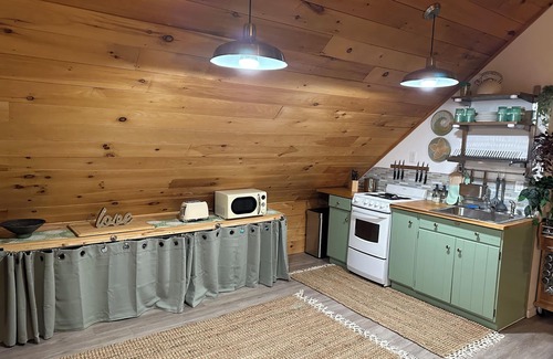 Franklin County Apartamento | Calming lake front studio that is newly renovated with travelers needs in mind.