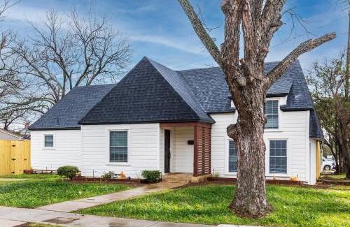Arlington Heights Casa | Calmont Urban Farmhouse