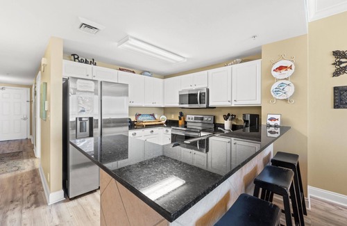 Panama City Beach Condominio | Calypso Beach Resort by Panhandle Getaways