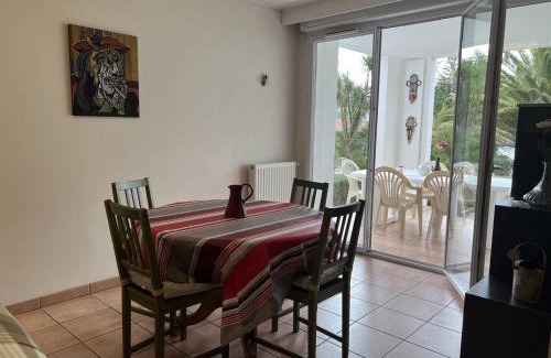 Cambo-les-Bains Apartamento | Cambo-les-Bains: T3 Moderne avec Terrasse, Parc, Piscine, Parking, et Internet - 4 Couchages - FR-1-495-20