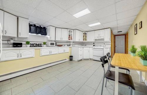 Cambridge Casa | Cambridge 2BR 2BH Basement Apt With Parking
