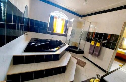 Runaway Bay Casa | Cambridge mi casa ur casa with pool and beach access