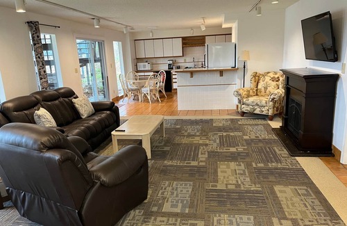 Lake of the Ozarks Casa | Camdenton Resort - 7 bedroom 3 bathroom house.