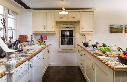 Crook Cabaña | CAMELLIA COTTAGE, pet friendly, with open fire in Crook