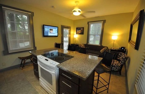 Gretna Casa | Área Histórica NOLA 2 hab / 2ba con patio en Crescent Moon Villas