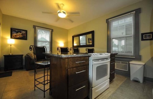 Gretna Casa | Área Histórica NOLA 2 hab / 2ba con patio en Crescent Moon Villas