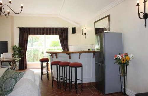 Constantia Cama Y Desayuno | Camelot in Constantia
