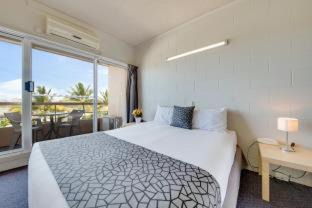South Gladstone Hotel | Camelot Motel Australia