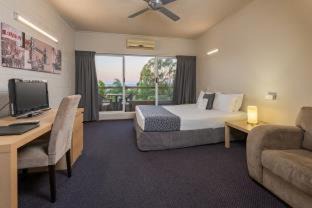 South Gladstone Hotel | Camelot Motel Australia