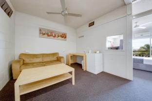 South Gladstone Hotel | Camelot Motel Australia