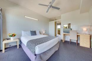 South Gladstone Hotel | Camelot Motel Australia