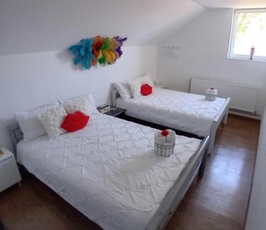 Poieni Cabina | Camere de închiriat Trandafirilor