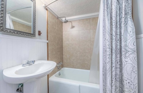 Columbus Cabaña | Camille Cottage~ Newly renovated nestled in Lake Bottom at Midtown