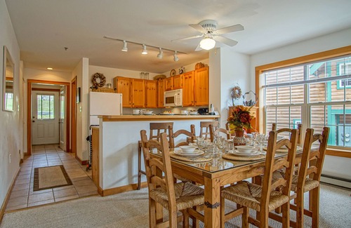 Snowshoe Condominio | Camp 4 24: Slope Side, Cozy 2 BR with Shuttle Service