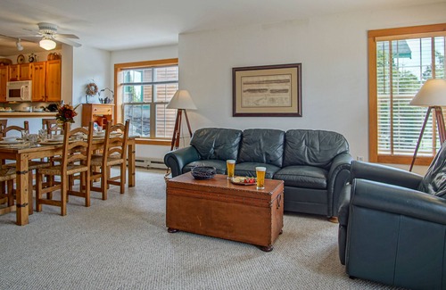 Snowshoe Condominio | Camp 4 24: Slope Side, Cozy 2 BR with Shuttle Service